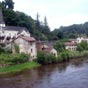 Nous arrivons à Pont-de-Noblat. La Vienne y coule, avec l'église au pied du Chêne de Clovis.